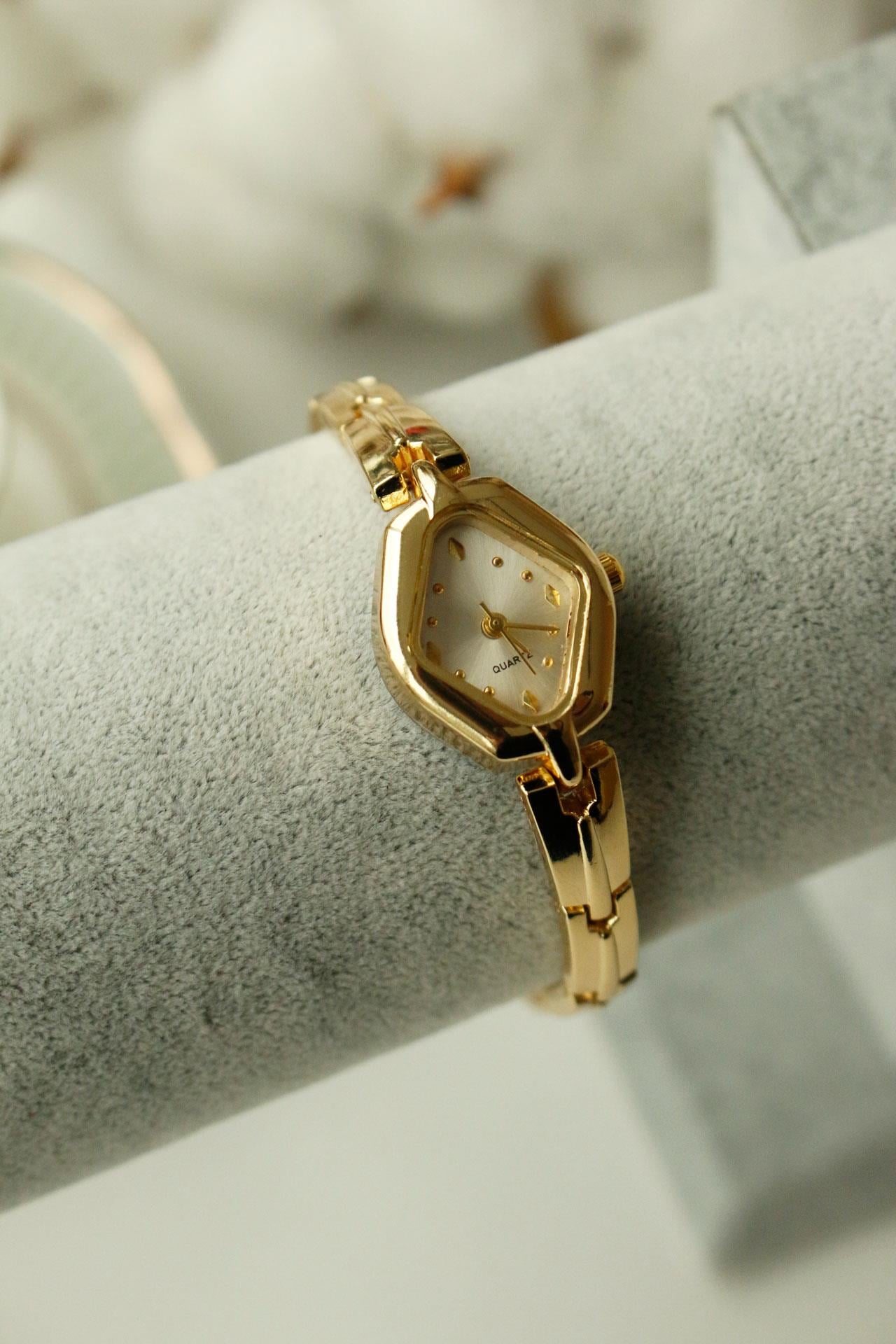 Zyric Gold Oval Metal Kadın Kol Saati