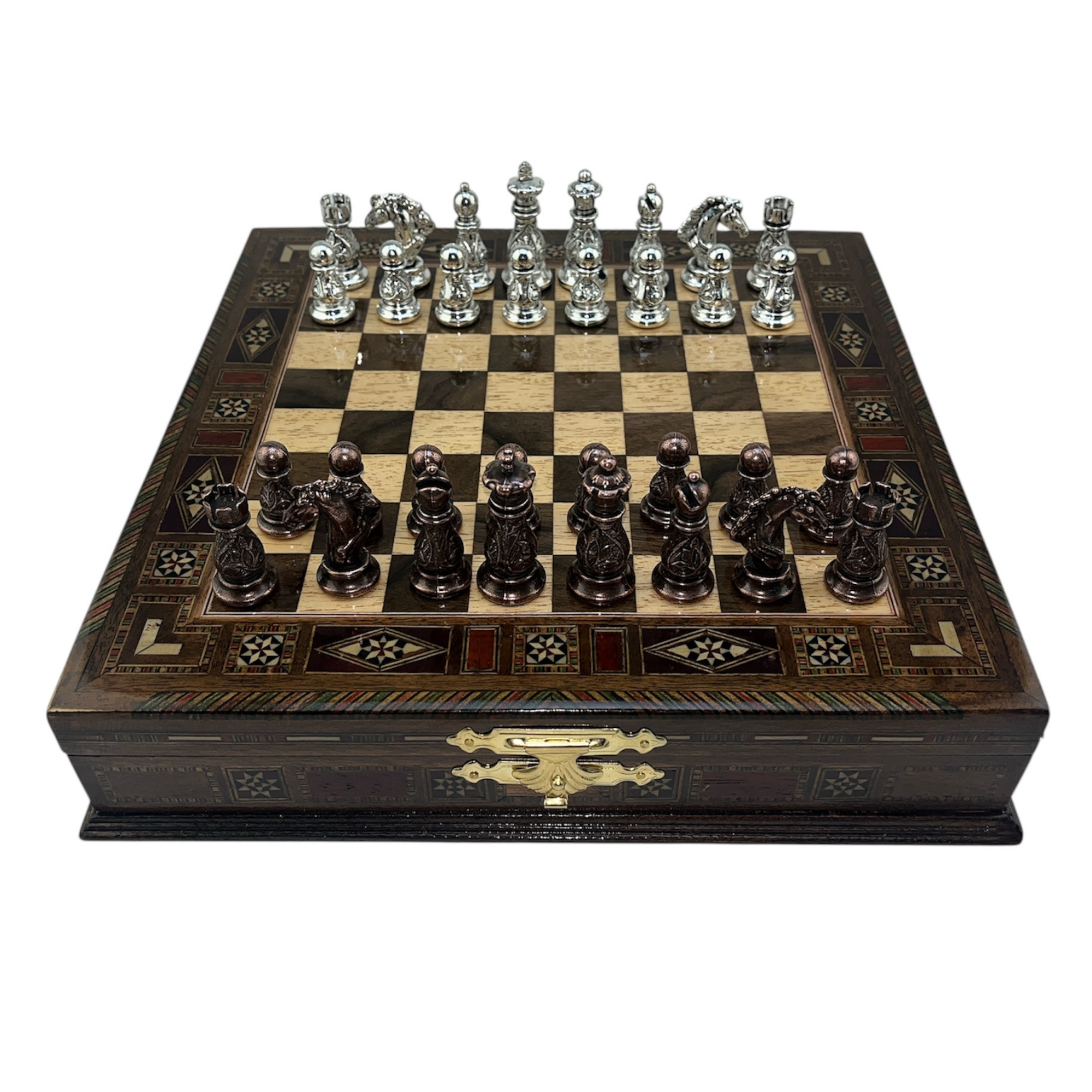 GiftHome Orta Boy Metal İŞLEMELİ KLASİK Satranç Takımı  ve Sandıklı Masif Ahşap Satranç Tahtası (28x28x5,5 cm.)