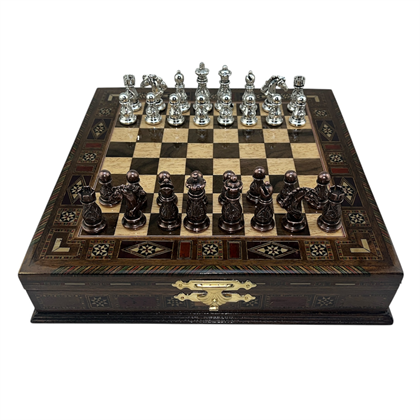 GiftHome Orta Boy Metal İŞLEMELİ KLASİK Satranç Takımı  ve Sandıklı Masif Ahşap Satranç Tahtası (28x28x5,5 cm.)