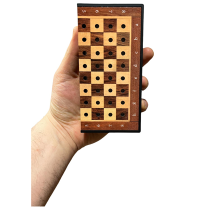 GiftHome Pocket Serisi Küçük Boy Metal Antik Taş ve Ceviz Desenli Kutulu Klasik Satranç Takımı (13,5 X 13,5 cm.)