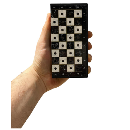GiftHome Pocket Serisi Küçük Boy Metal Black Taş ve Mermer Desenli Kutulu Klasik Satranç Takımı (13,5 X 13,5 cm.)