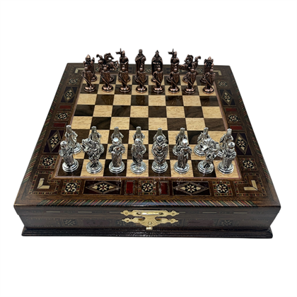GiftHome Premium Orta Boy Metal OSMANLI & İNGİLİZ Satranç Takımı  ve Sandıklı Masif Ahşap Satranç Tahtası (28x28x5,5 cm.)