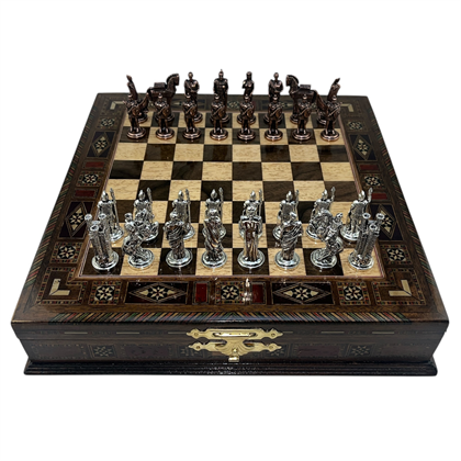 GiftHome Premium Orta Boy Metal TRUVA & SPARTA Satranç Takımı  ve Sandıklı Masif Ahşap Satranç Tahtası (28x28x5,5 cm.)