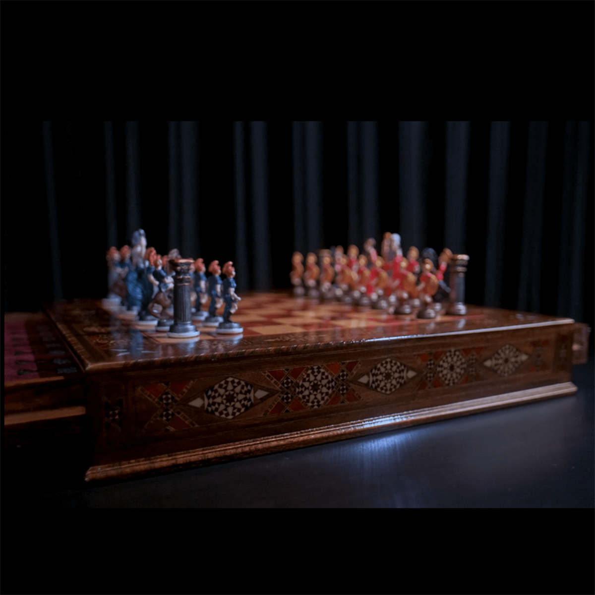 GiftHome Battal Boy Metal ROMA Pastel Satranç Takımı ve El Yapımı Masif Ahşap Çekmeceli Tahtası (51X51 cm.)