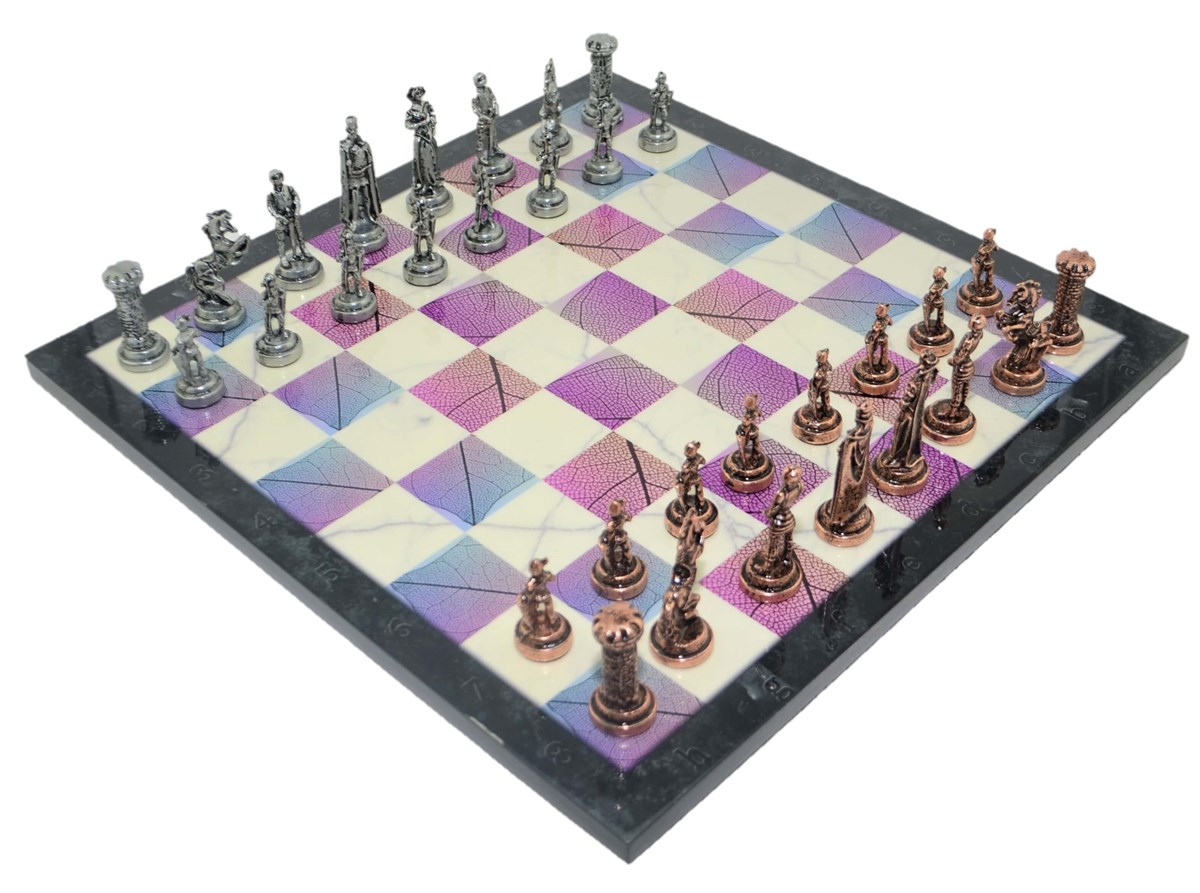 Gifthome Metal Satranç Takımı / Seti ; Orta Boy, İngiliz Figürlü, Antik Satranç Taşı ve MDF, Bahar Desenli Satranç Tahtası