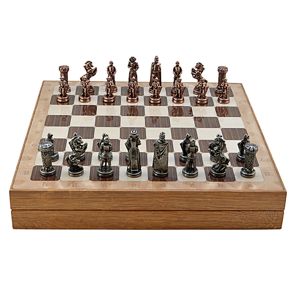 GiftHome Orta Boy Metal İngiliz Satranç Takımı Antik ve Rustik Desenli Sandıklı MDF Tahtası (36x36x6 cm.)