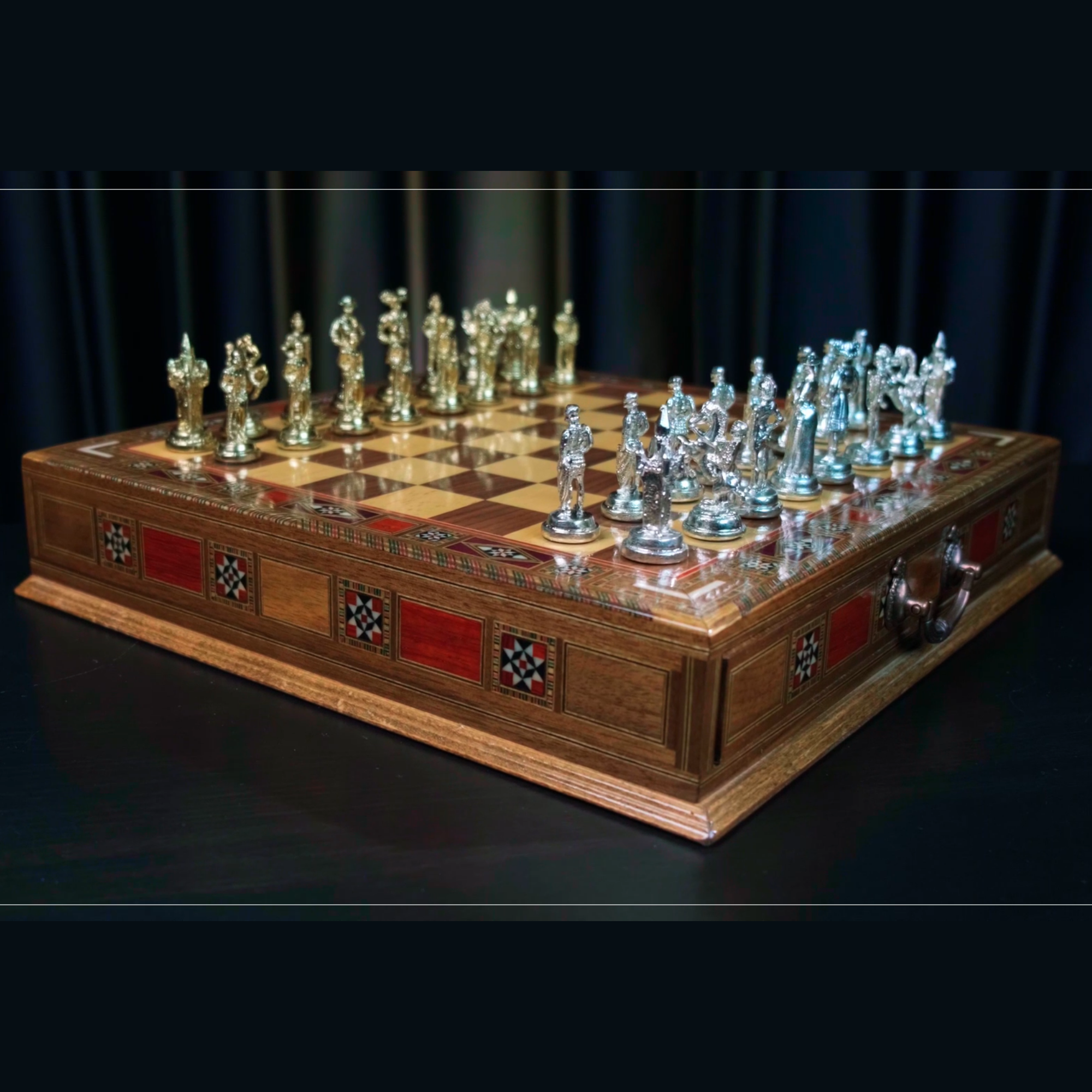 GiftHome Orta Boy Metal İSPANYOL Satranç Takımı Parlak ve Masif Ahşap Çekmeceli Tahtası (38X38X6 cm.)