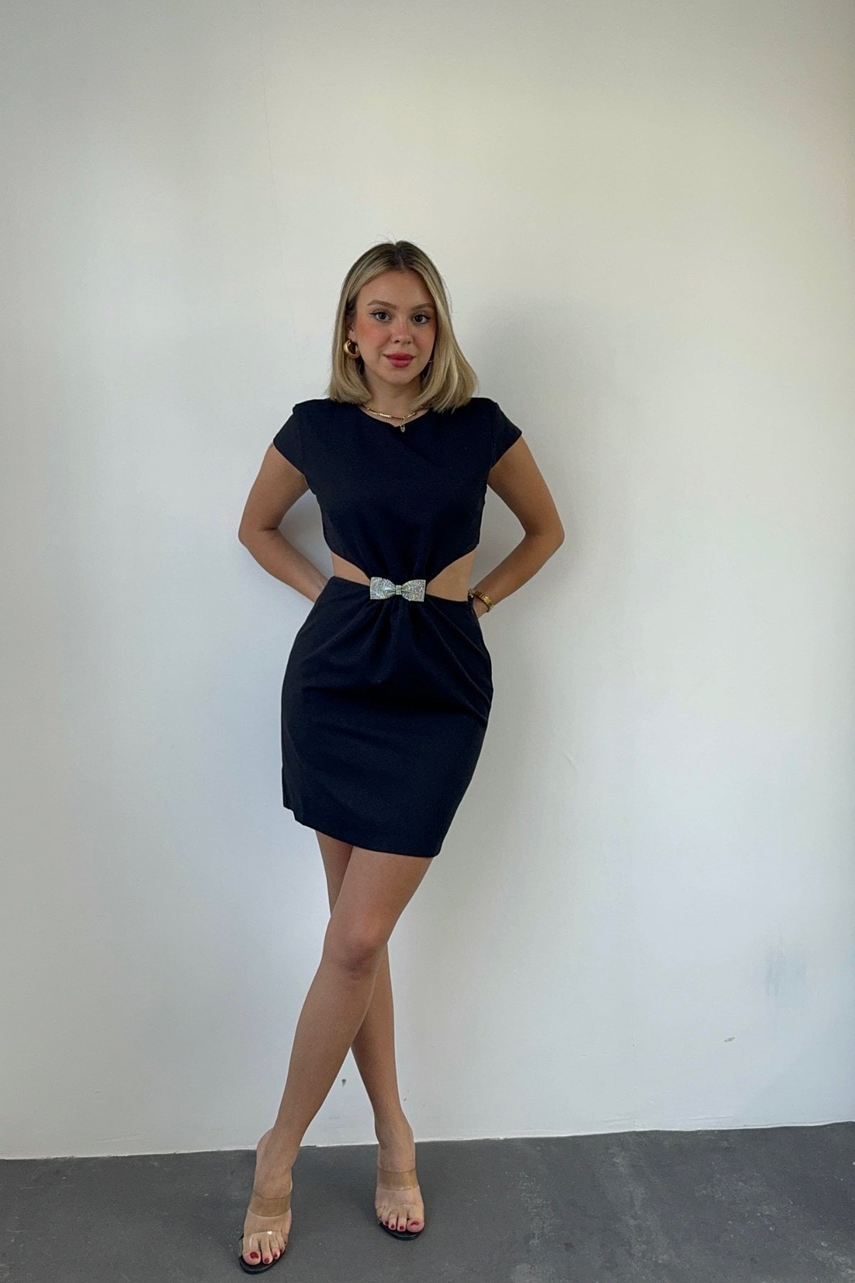 ELBİSE MODELLERİ Dekolteli Fiyonk Detay Elbise Siyah