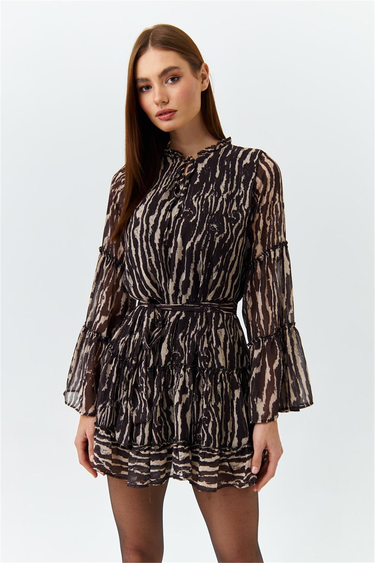 ELBİSE MODELLERİBağlama Detaylı Volanlı Şifon Elbise Kahverengi