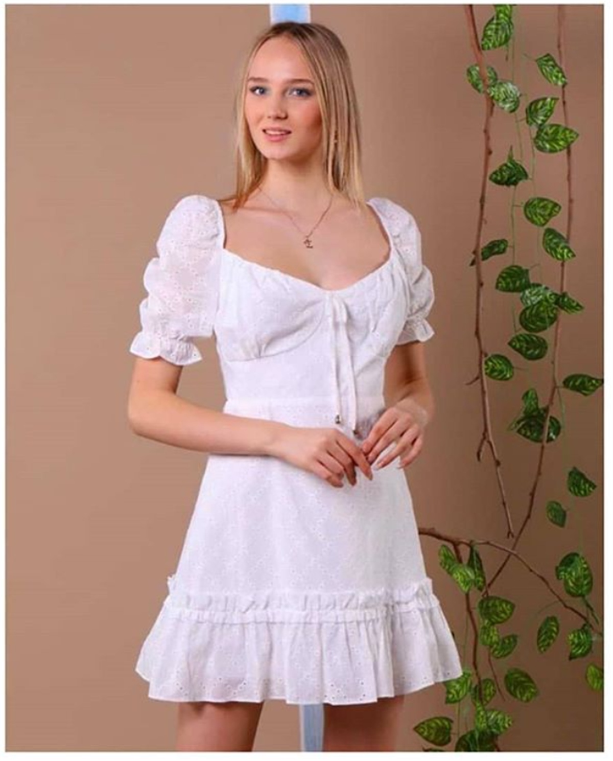 ELBİSE MODELLERİEteği Volanlı Güpür Elbise Beyaz