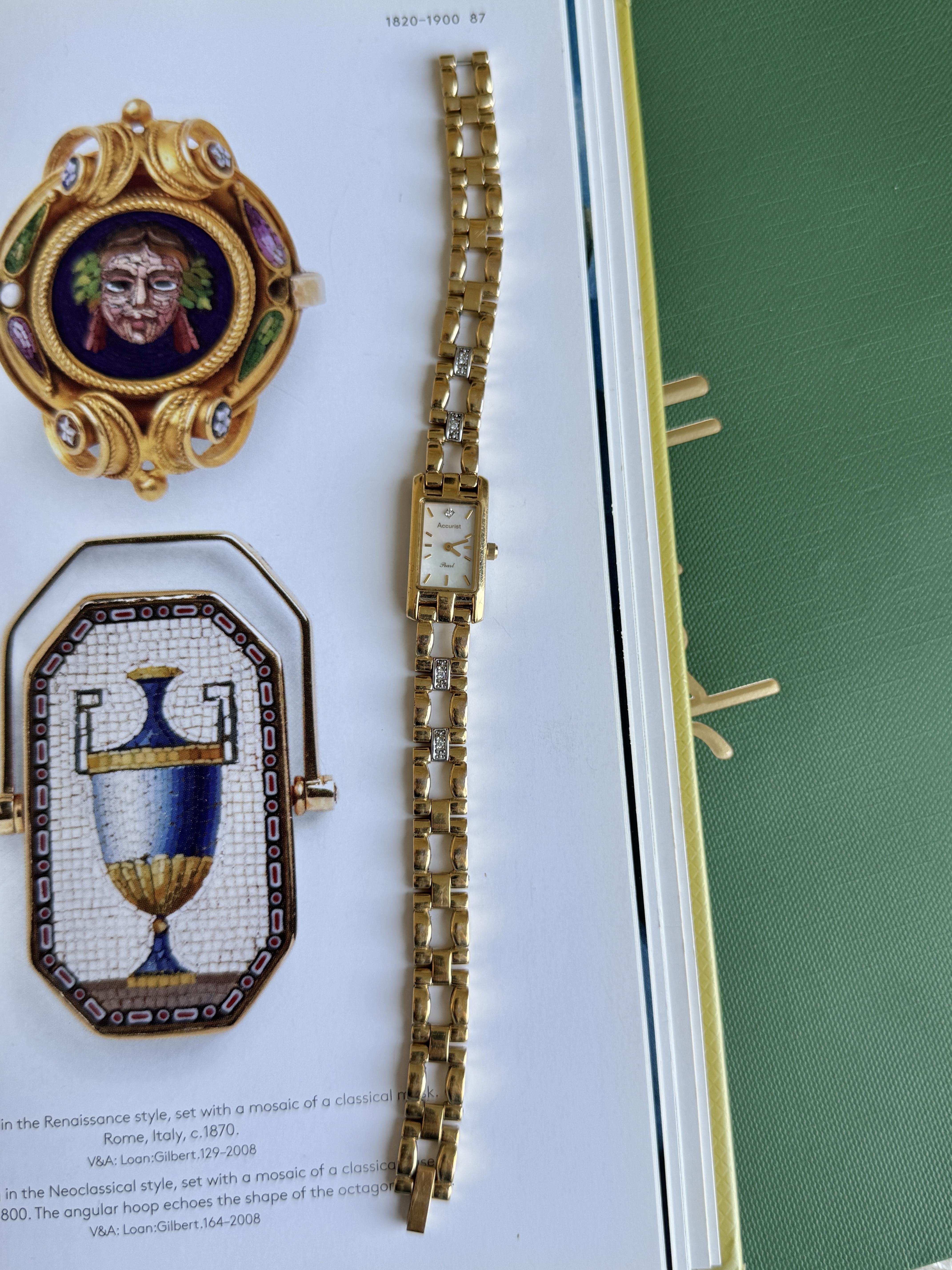 Accurist Pearl Vintage Kol Saati