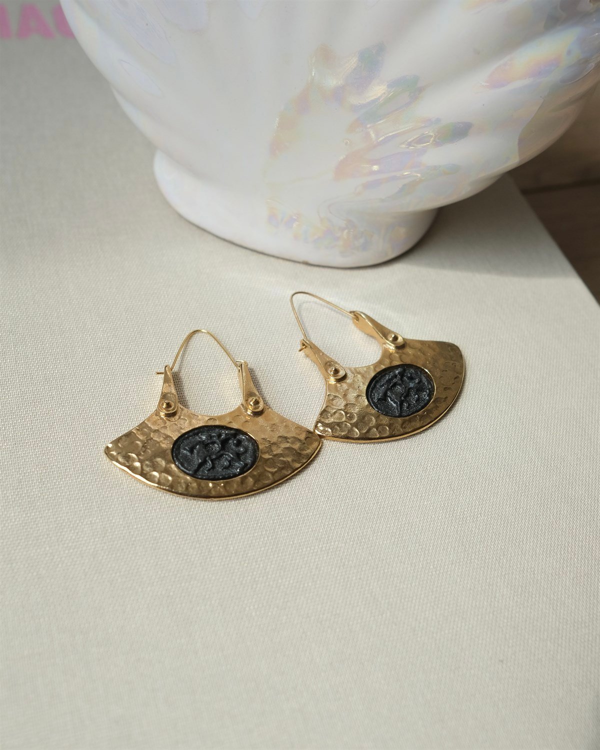 Madalyon Figürlü Antique Küpe 