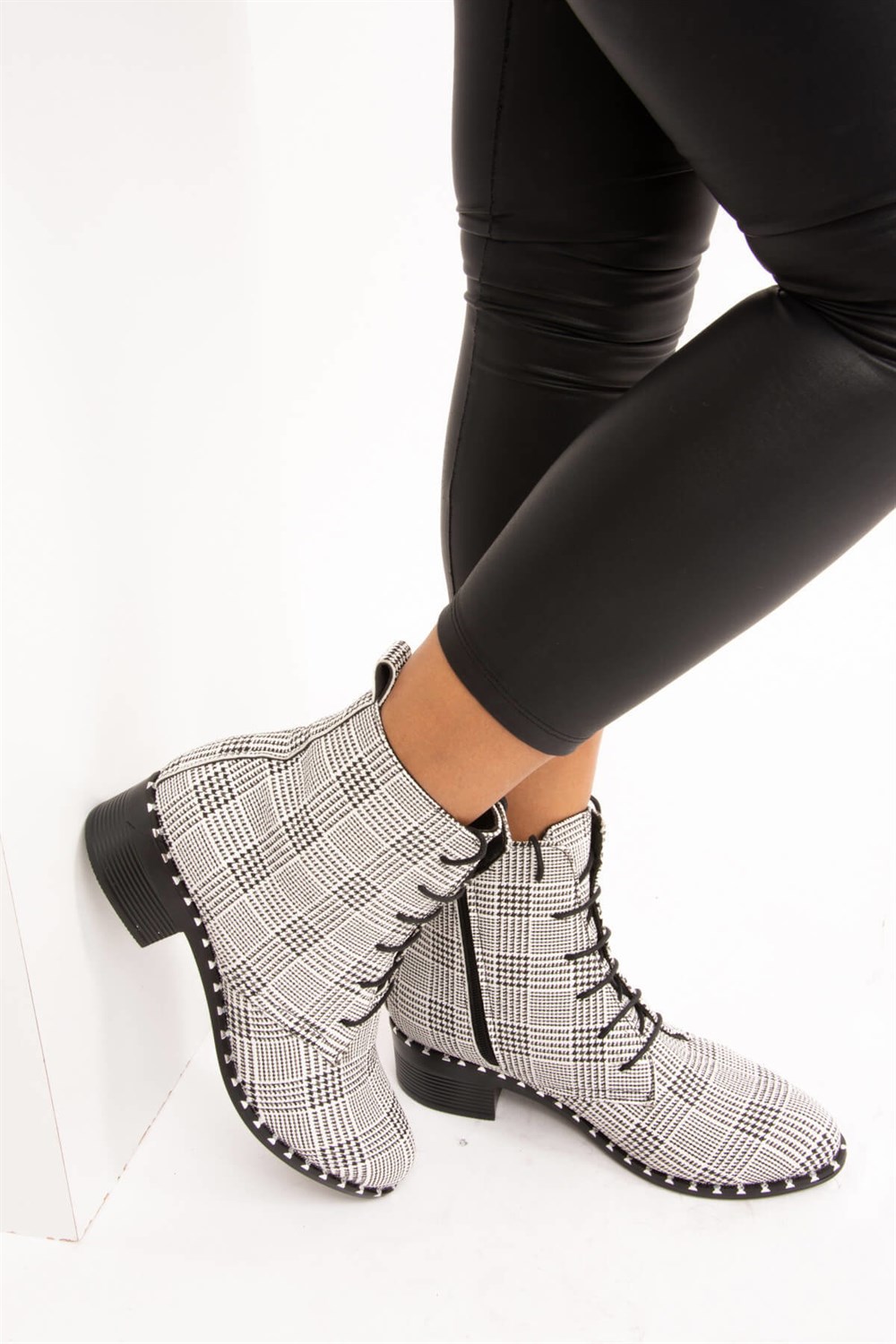 Fox Shoes Beyaz Siyah Ekose Suni Deri Kadın Bot E641054109