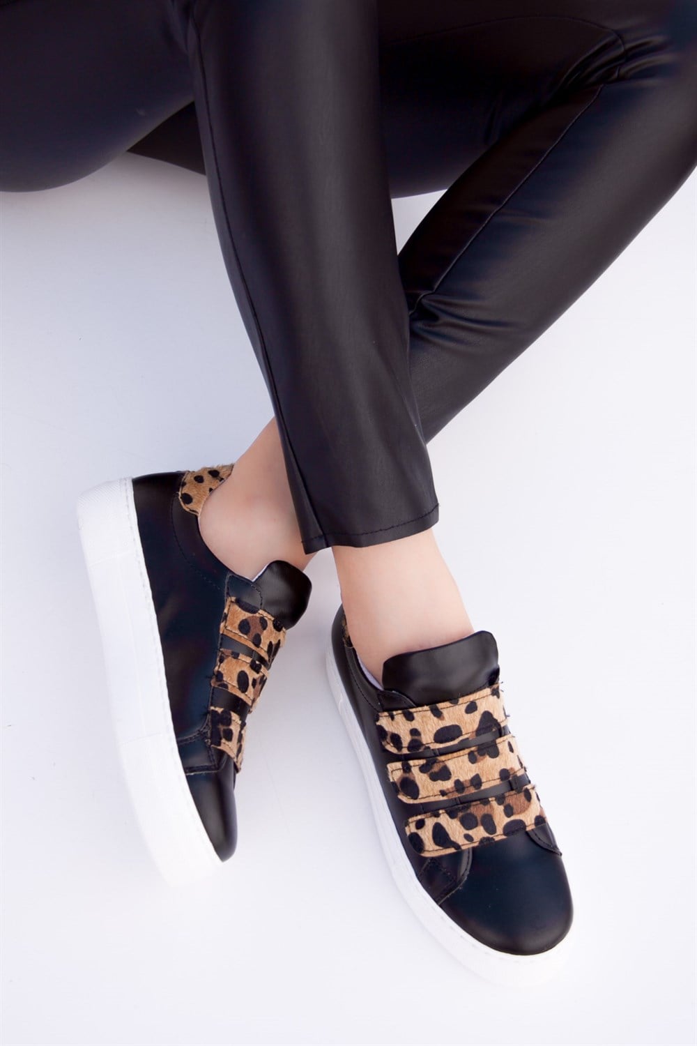Fox Shoes Siyah/Leopar Kadın Sneakers D615010209