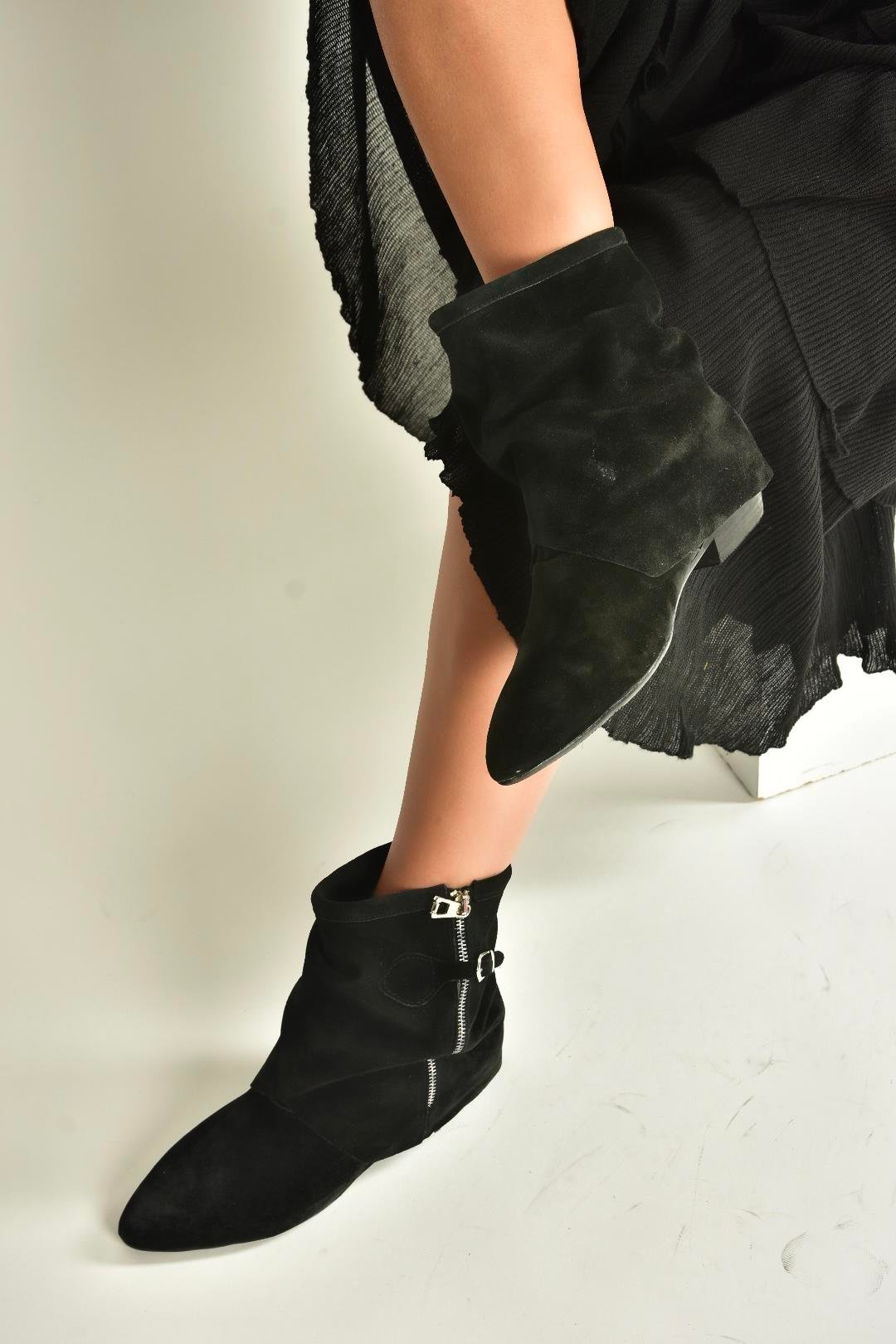 V380518102 Siyah Süet Düz Taban Fermuar Detaylı Kadın Bot