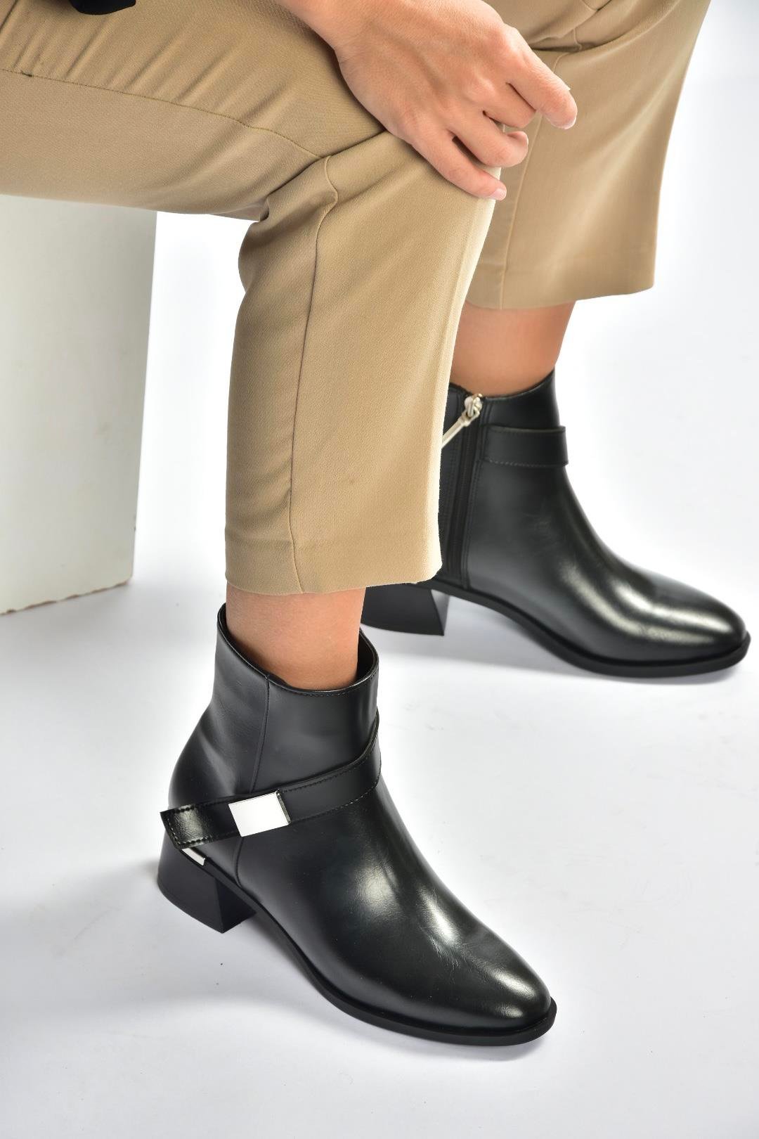 V518047009 Siyah Kalın Alçak Topuklu Kadın Bot