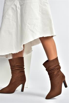 R404020302 Kahverengi Süet İnce Topuklu Büzgülü Kadın Bot