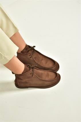 V846926302 Kahverengi Süet Düz Tabanlı Bağcıklı Kadın Bot