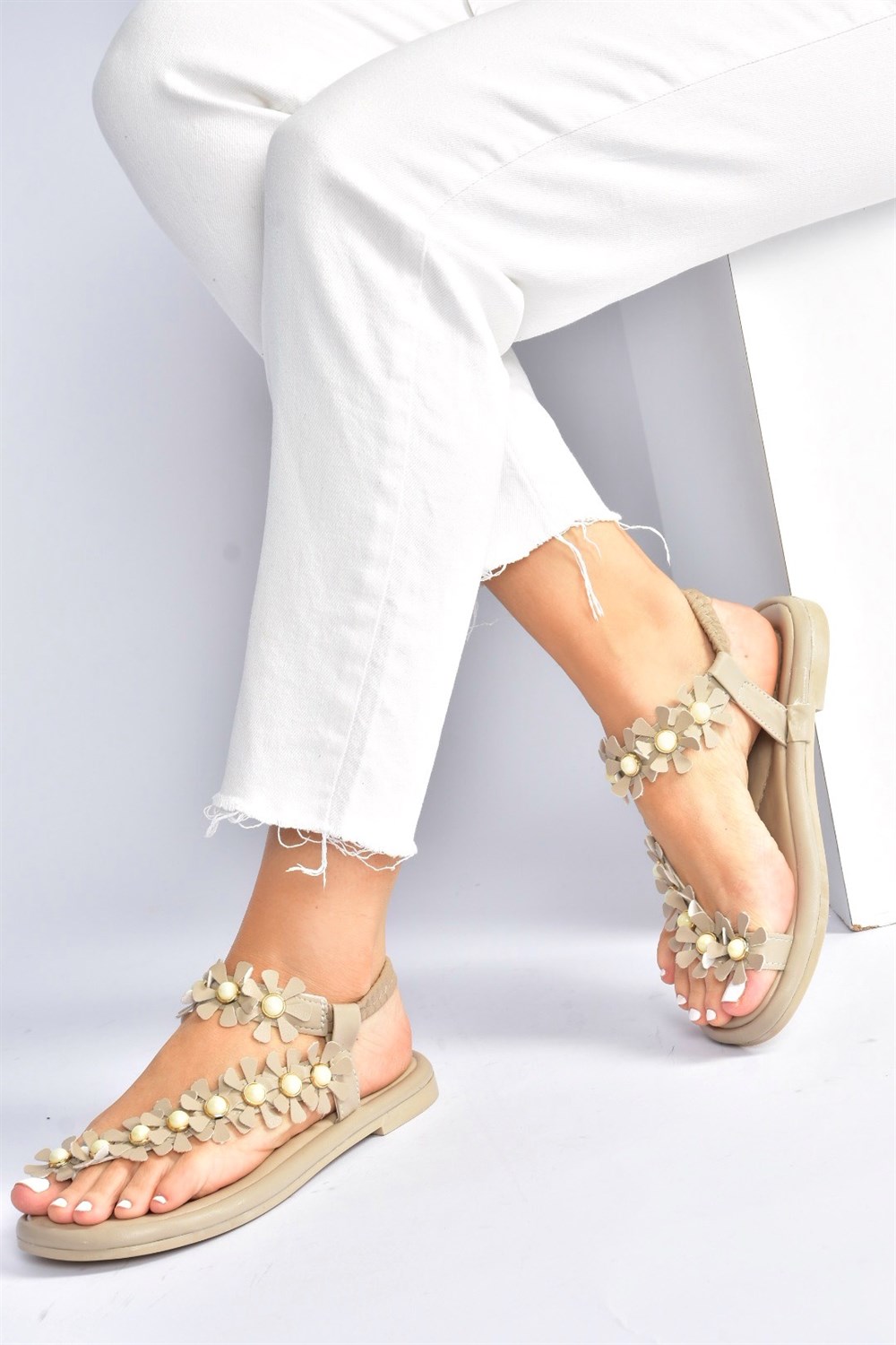 Bej Çiçek Aplikeli Parmak Arası Kadın Sandalet M425375209