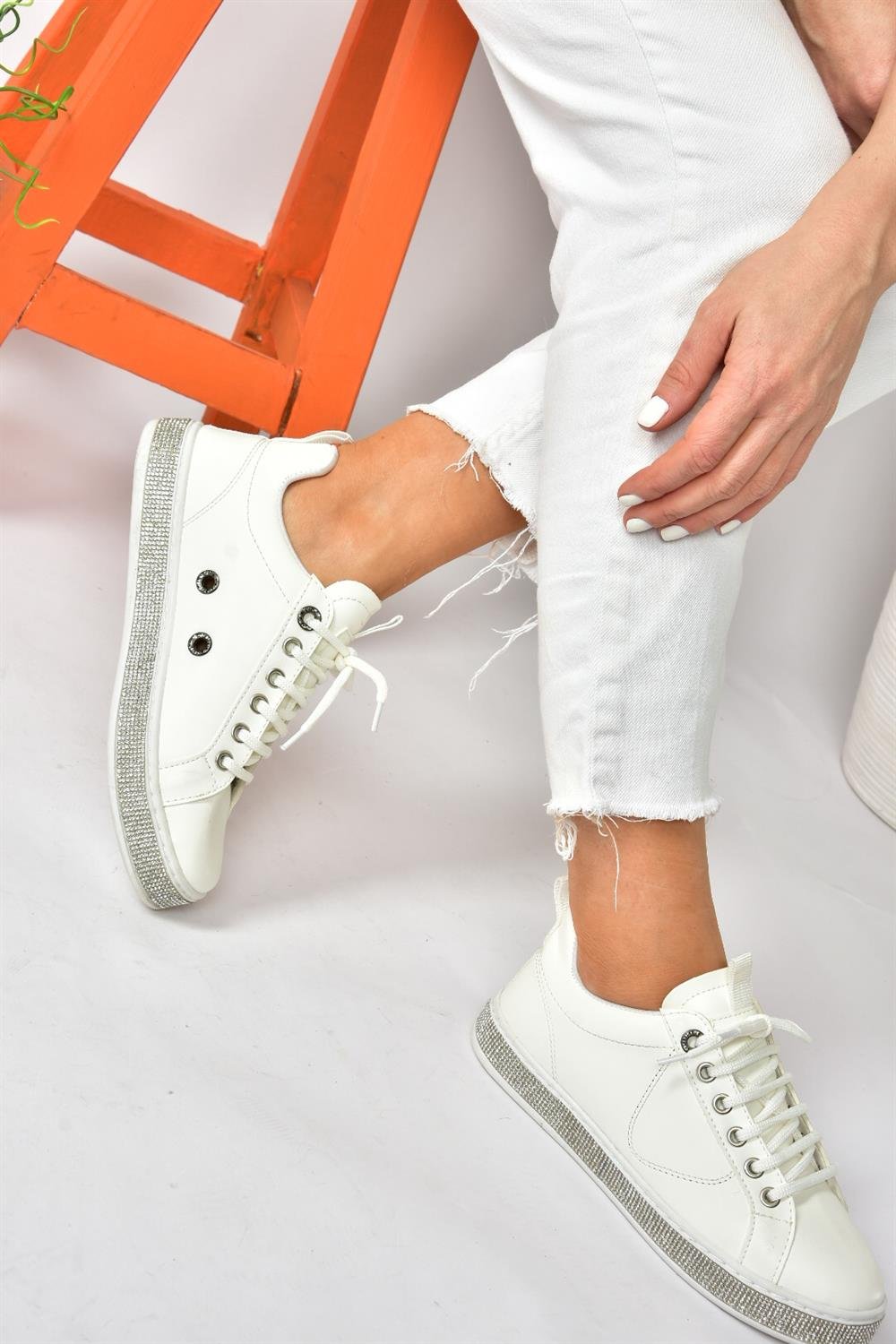 Beyaz Taş Detaylı Kadın Spor Ayakkabı Sneakers P820251009