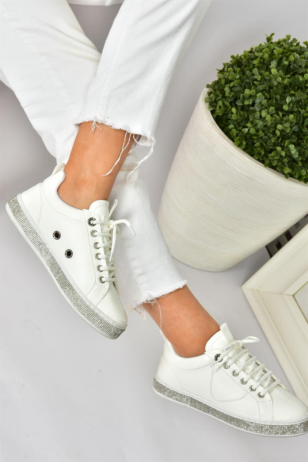 Beyaz Taş Detaylı Kadın Spor Ayakkabı Sneakers P820251009