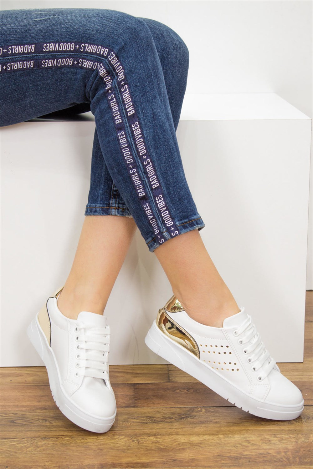 Fox Shoes Beyaz/Altın Kadın Sneakers D540174009