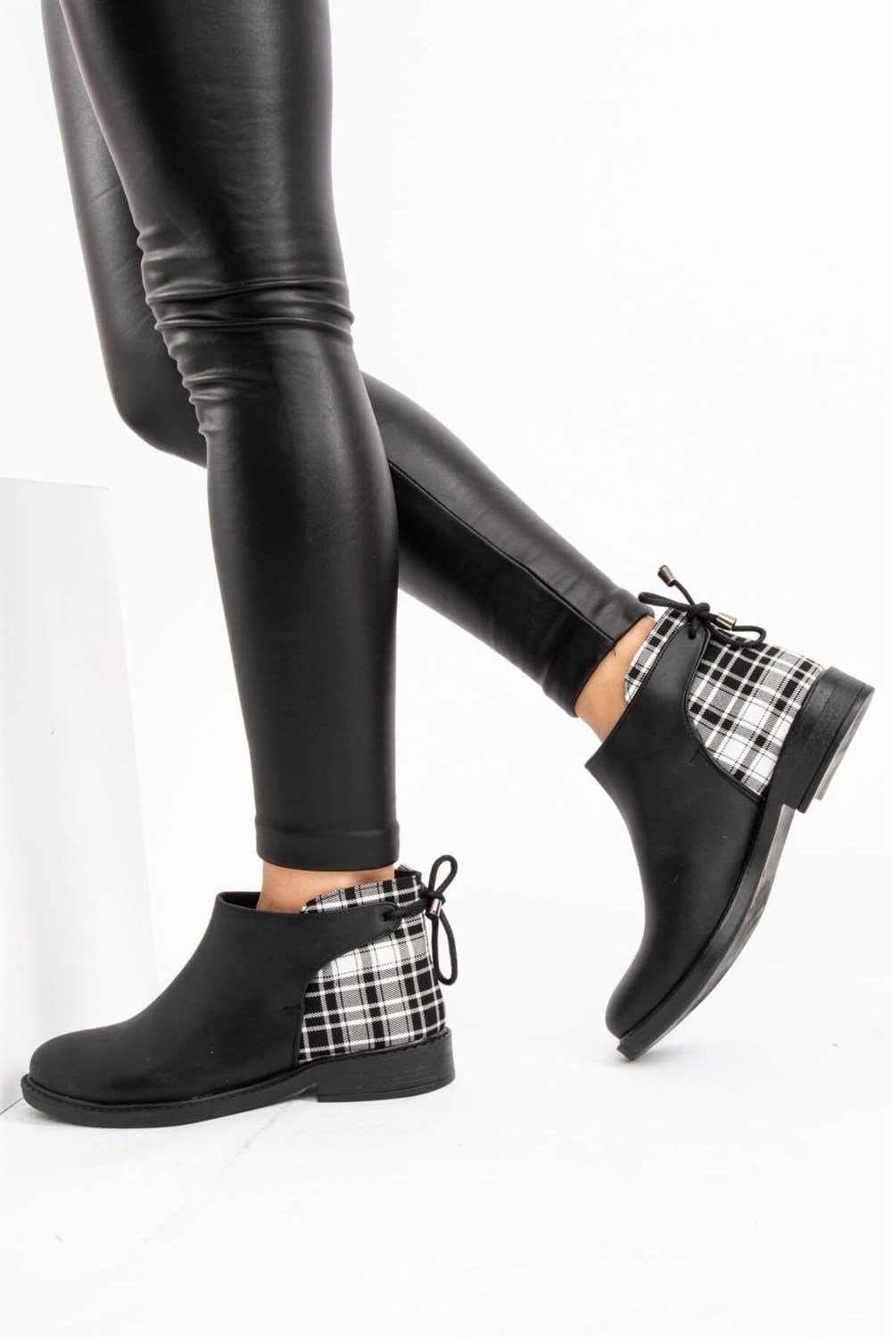 Fox Shoes Siyah Beyaz Ekose Suni Deri Kadın Bot E425011009
