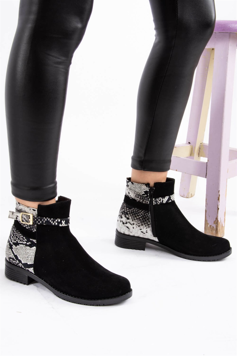 Fox Shoes Siyah Beyaz Yılan Kadın Bot E726350002