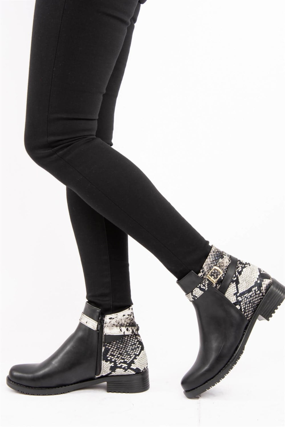 Fox Shoes Siyah Beyaz Yılan Kadın Bot E726350009