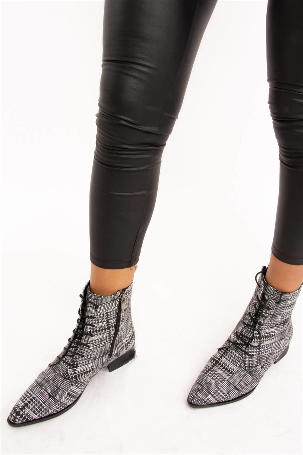 Fox Shoes Siyah Gri Ekose Suni Deri Kadın Bot E270285009