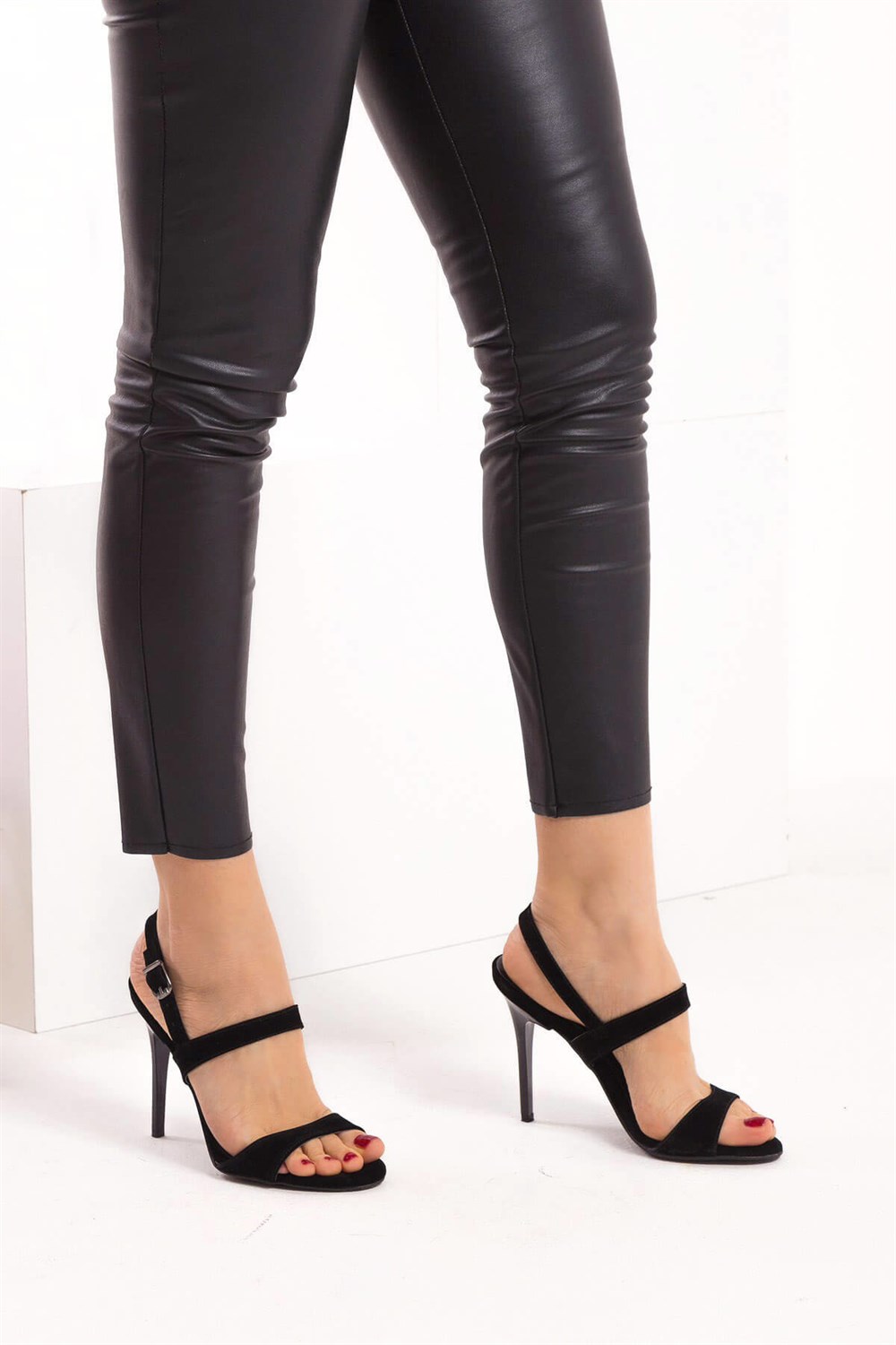 Fox Shoes Siyah Kadın Topuklu Ayakkabı D922122302