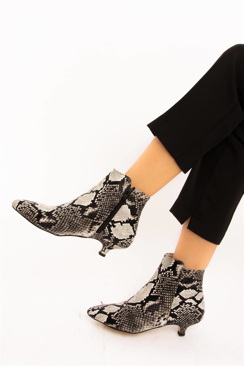 Fox Shoes Siyah/Beyaz Kadın Bot E860001007