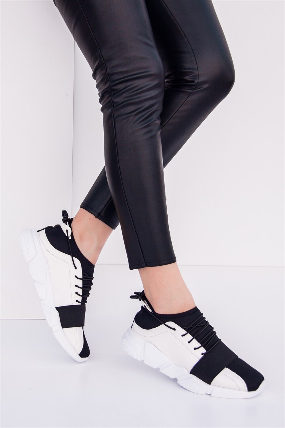 Fox Shoes Siyah/Beyaz Kadın Sneakers D563827509