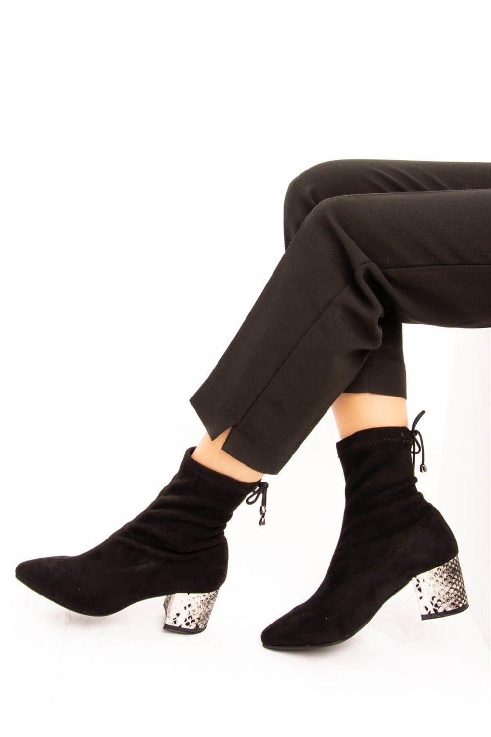 Fox Shoes Siyah/Beyaz Süet/Yılan Baskı Kadın Bot E737010036