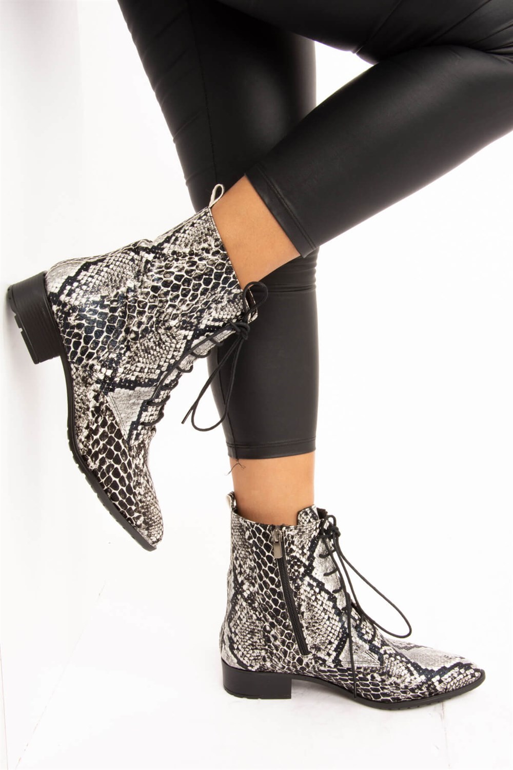 Fox Shoes Siyah/Beyaz Yılan Baskı Kadın Bot E270285007