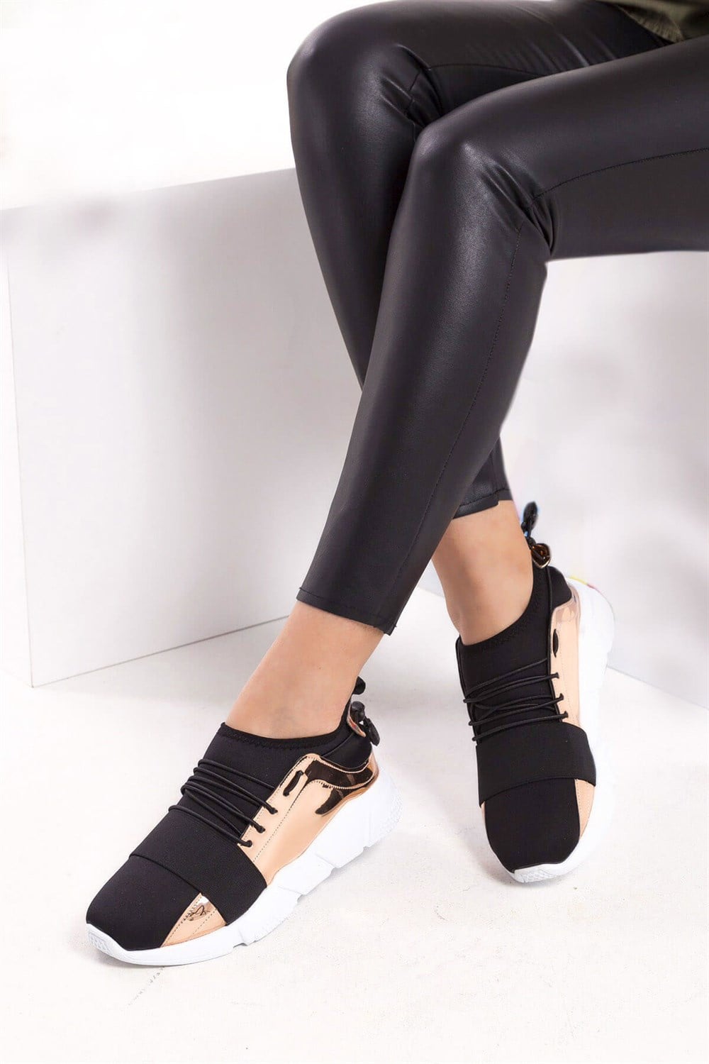 Fox Shoes Siyah/Bronz Kadın Sneakers D563827534