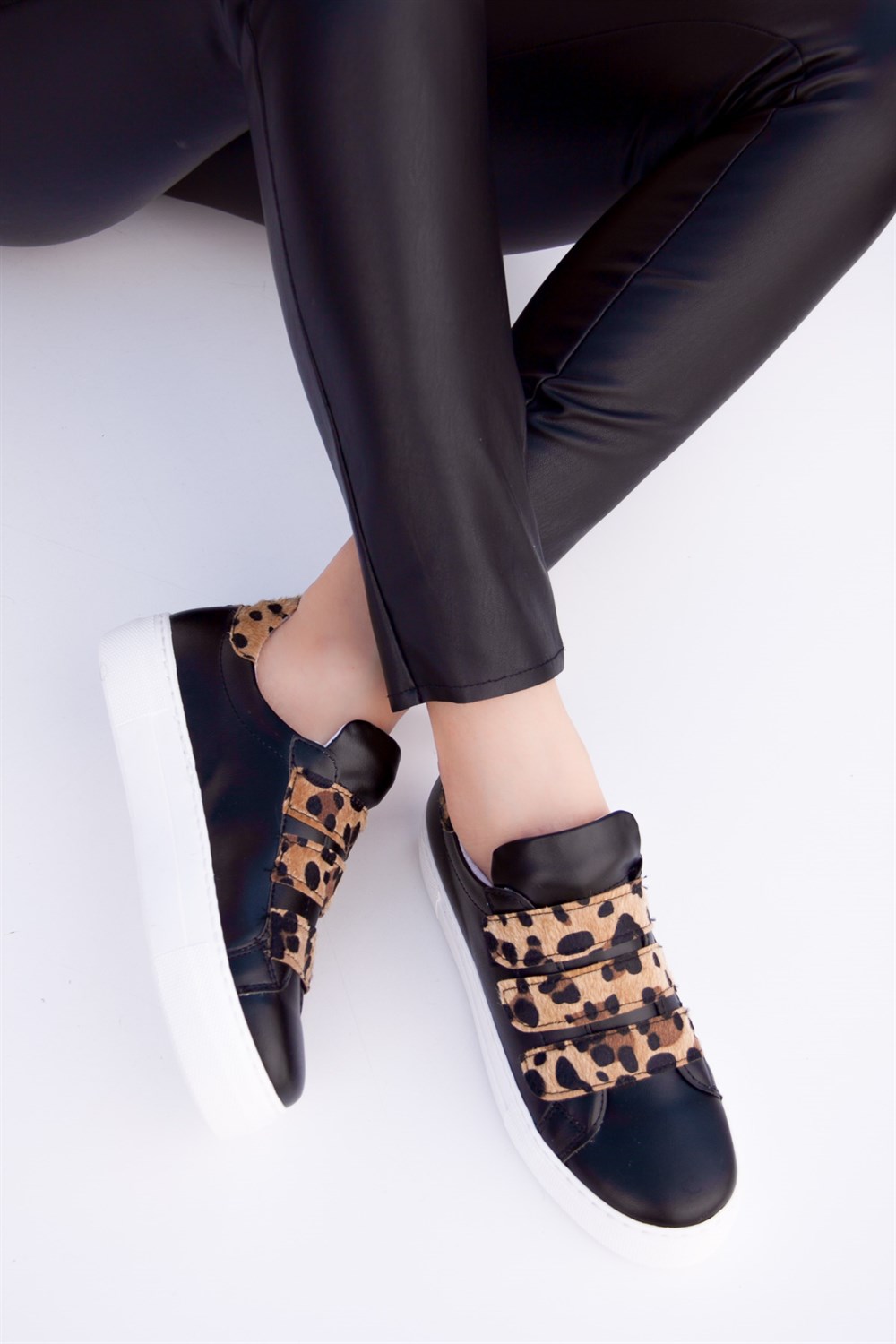 Fox Shoes Siyah/Leopar Kadın Sneakers D615010209
