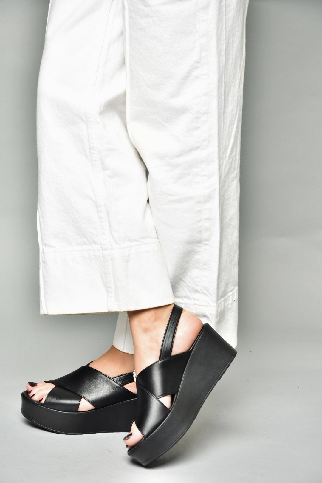 P555327503 Siyah Hakiki Deri Dolgu Topuklu Kadın Ayakkabı