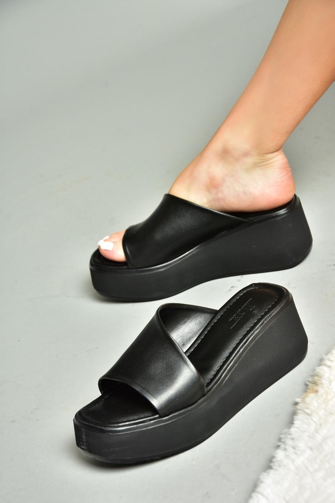 S590150009 Siyah Kalın Tabanlı Terlik