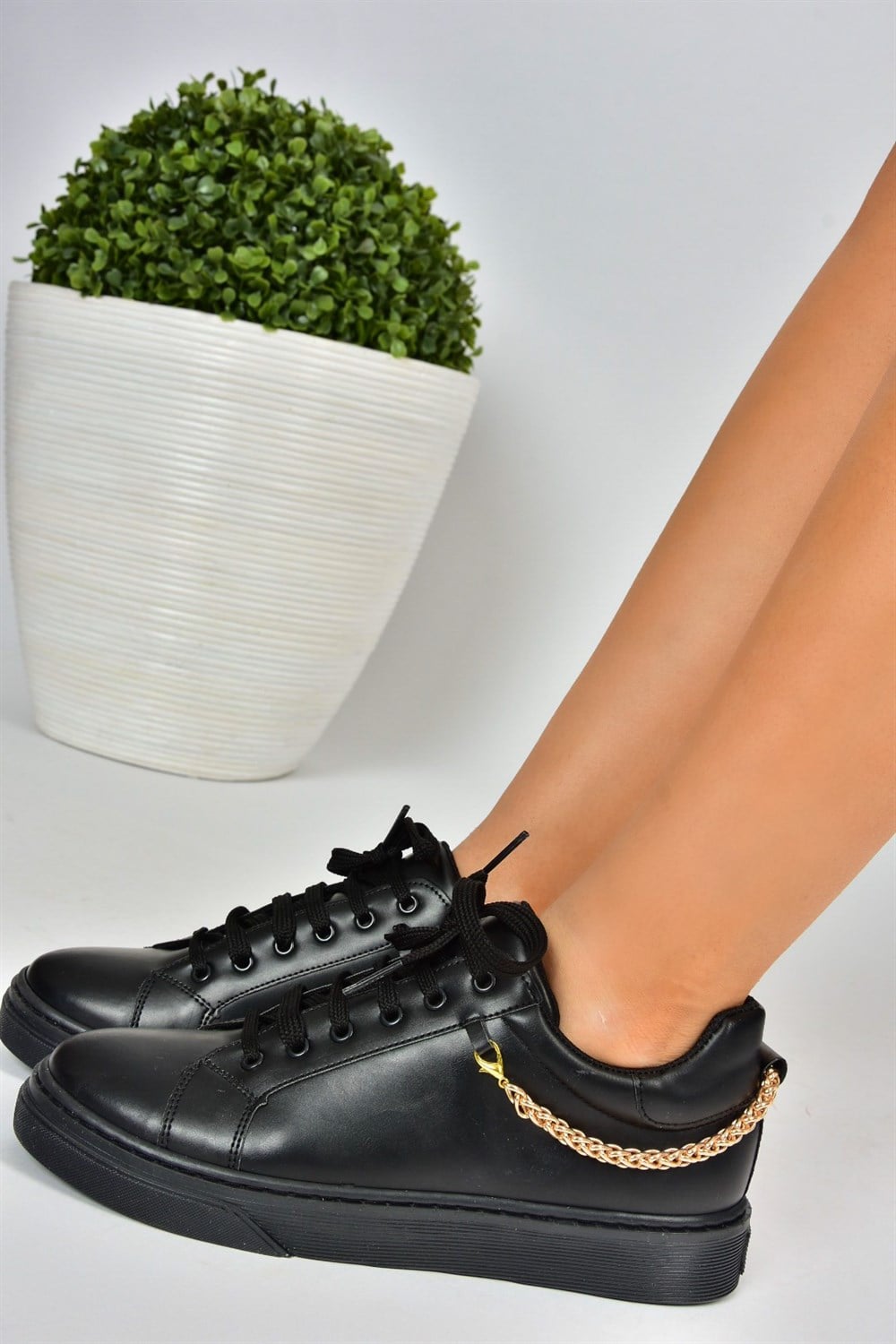 Siyah Gold Zincir Aksesuarlı Kadın Sneakers M972410209