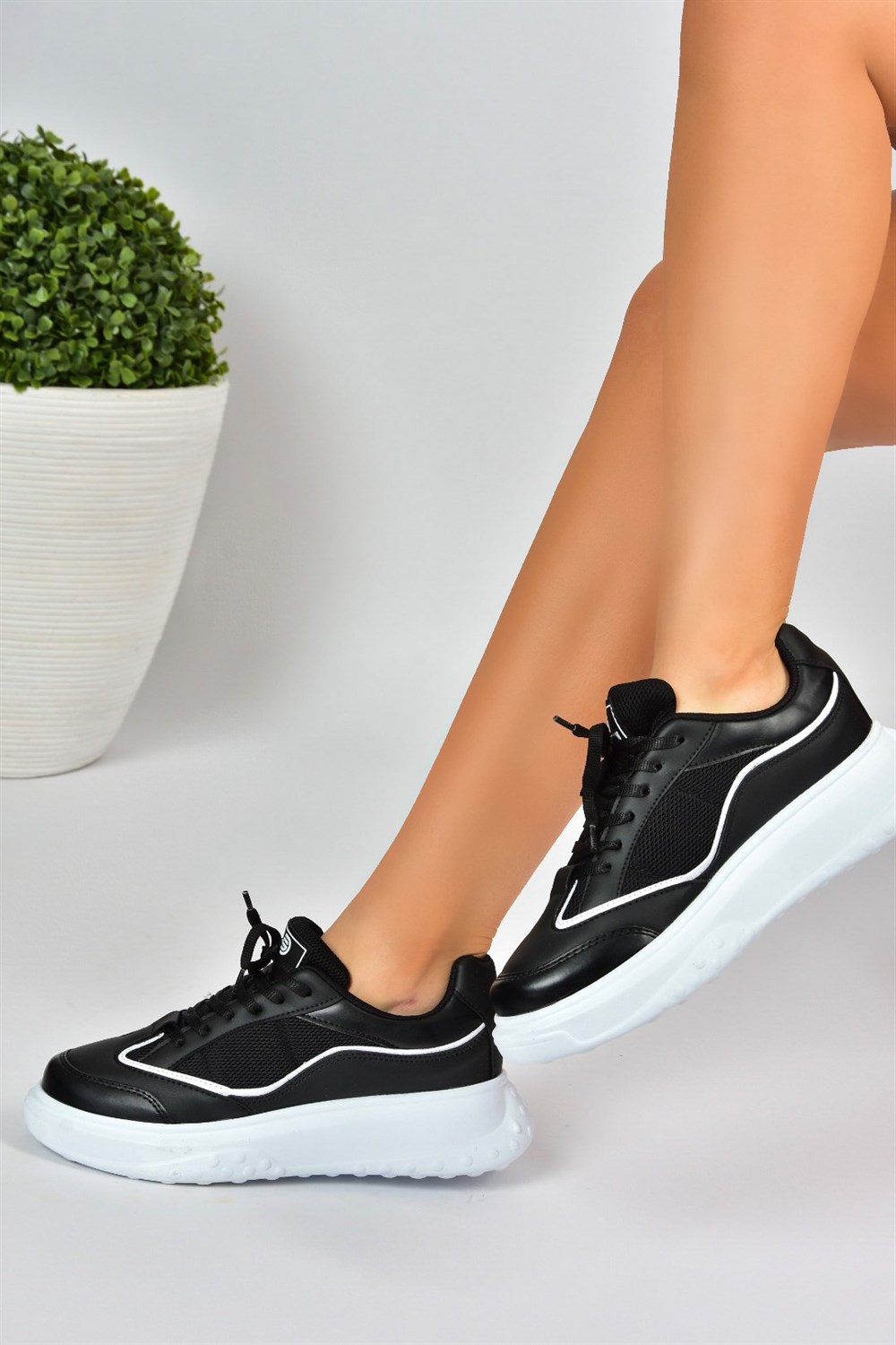 Siyah/Beyaz Kalın Tabanlı Kadın Sneakers M702015309