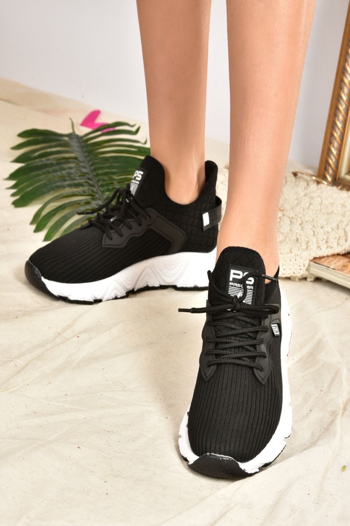 Siyah/Beyaz Triko Kumaş Kadın Spor Ayakkabı K702004004