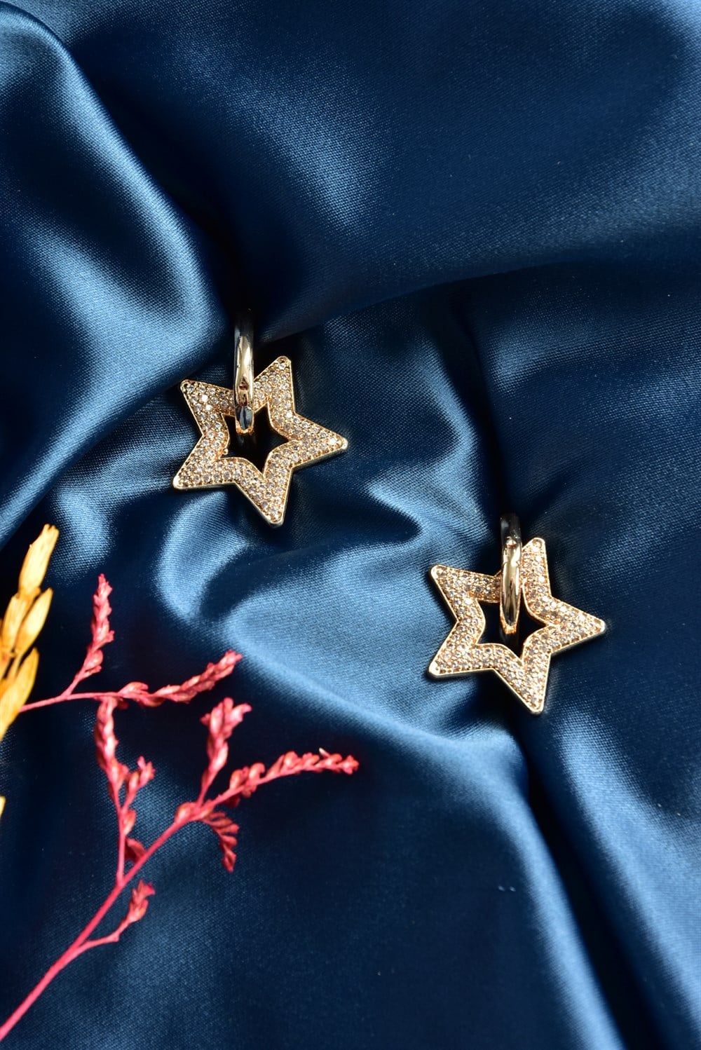 Taş İşlemeli Yıldız Sallantılı Gold Küpe KA021222