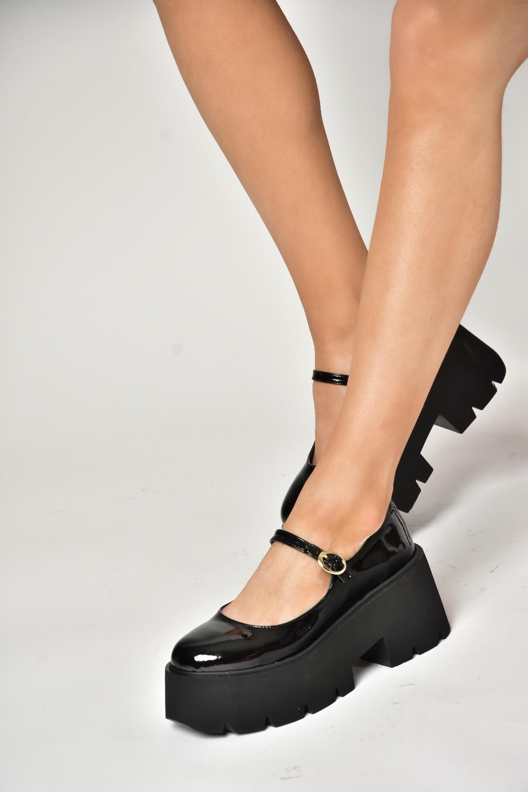 U272906708 Siyah Rugan Dolgu Tabanlı Kadın Ayakkabı