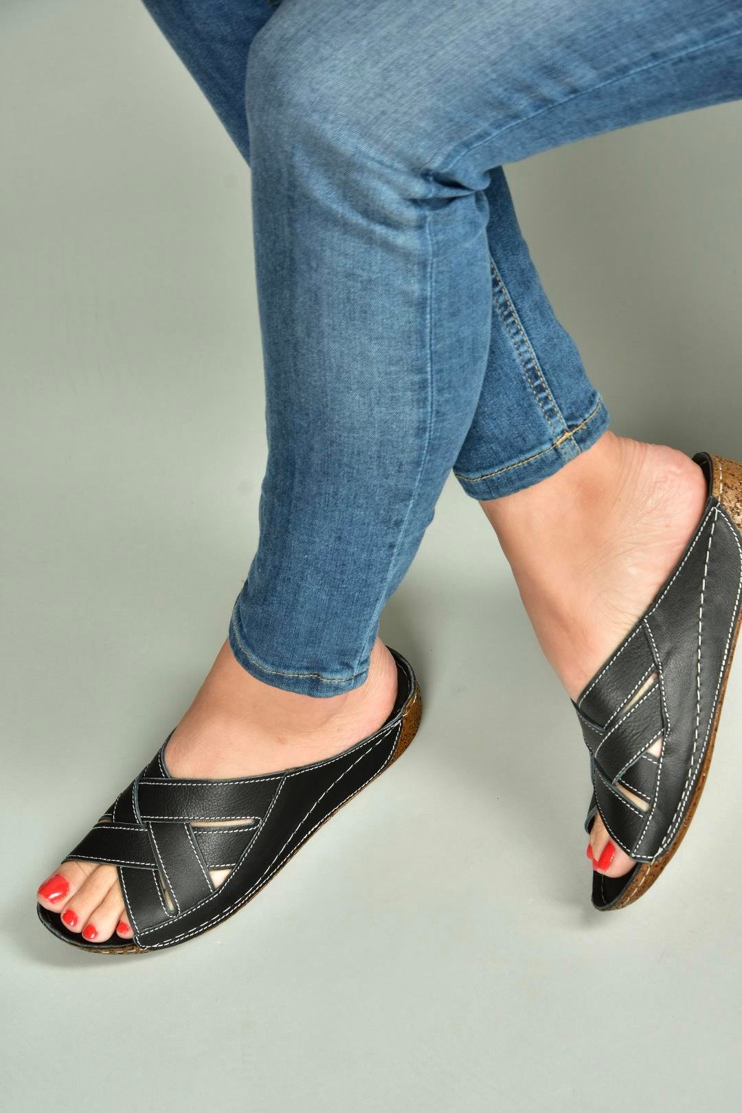 U555123403 Siyah Hakiki Deri Kadın Terlik