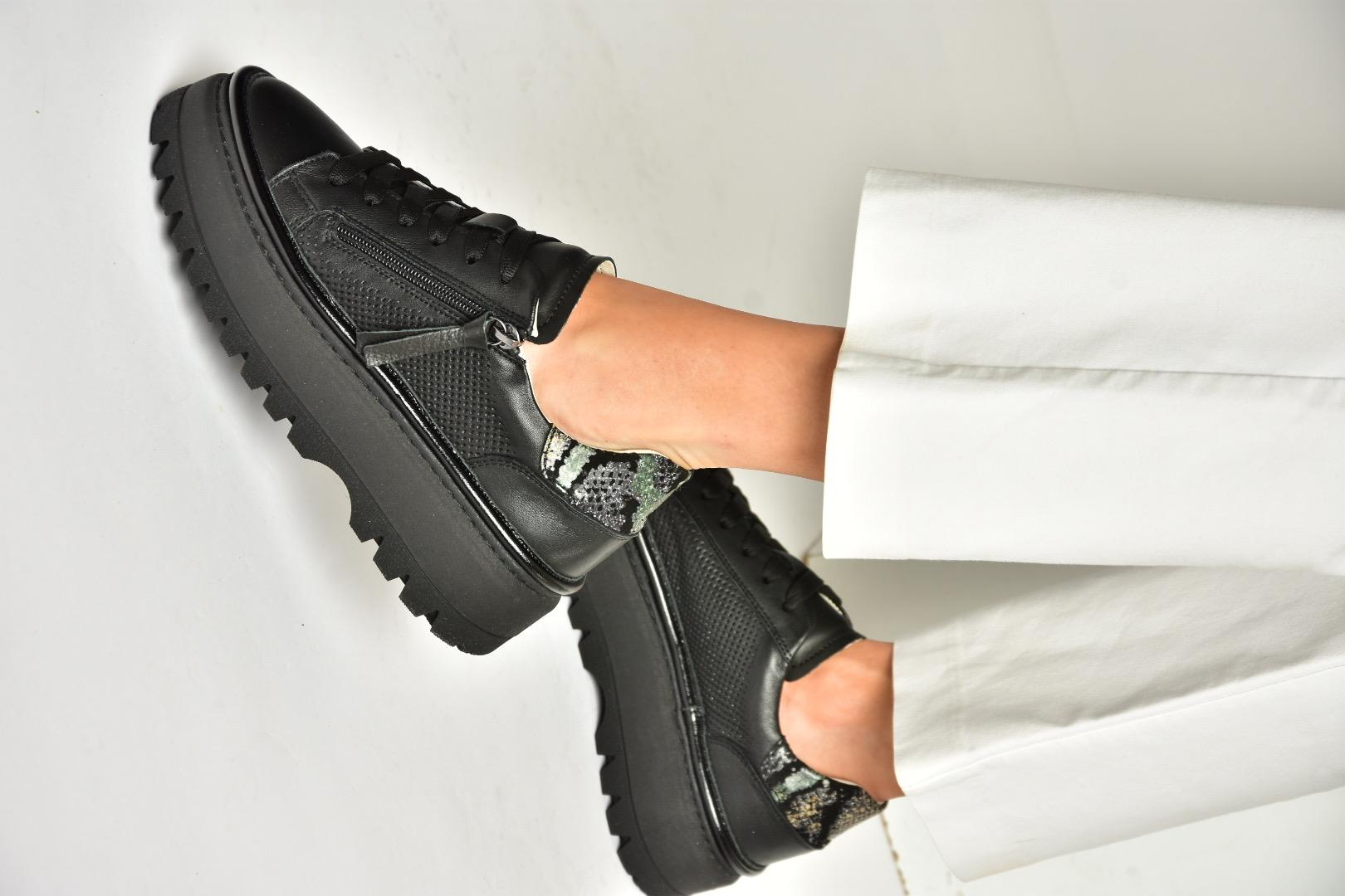 U555310203 Siyah Hakiki Deri Kalın Tabanlı Spor Ayakkabı Sneakers