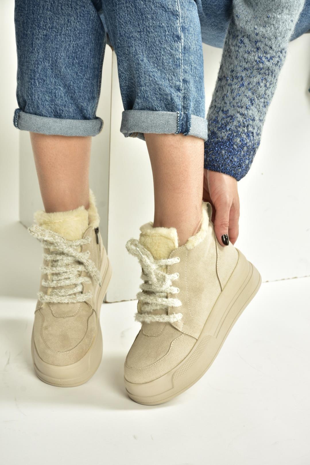 V367343402 Bej Süet İçi Tüylü Kalın Tabanlı Kadın Bot