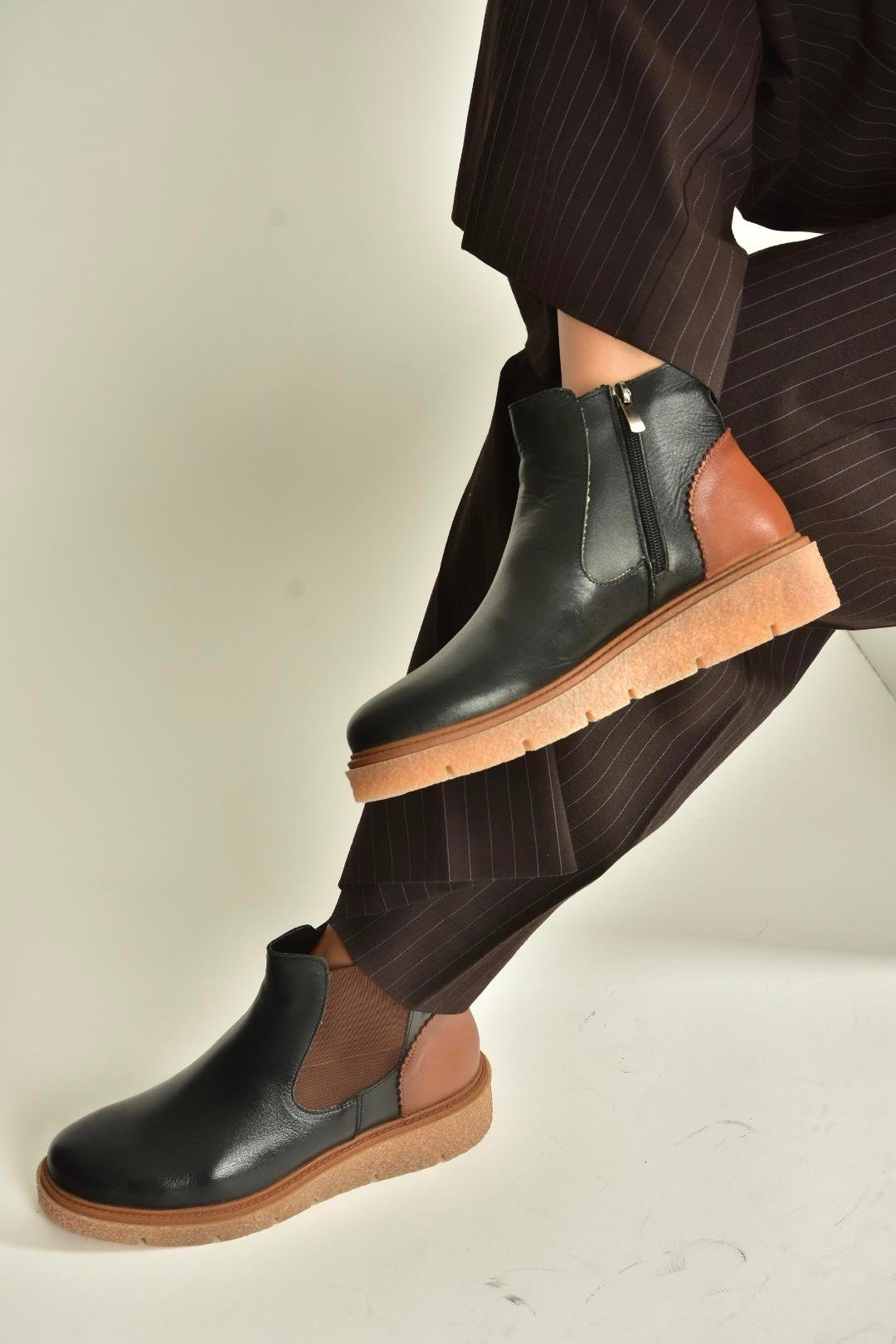 V555115103 Siyah Hakiki Deri Kalın Tabanlı Kadın Bot