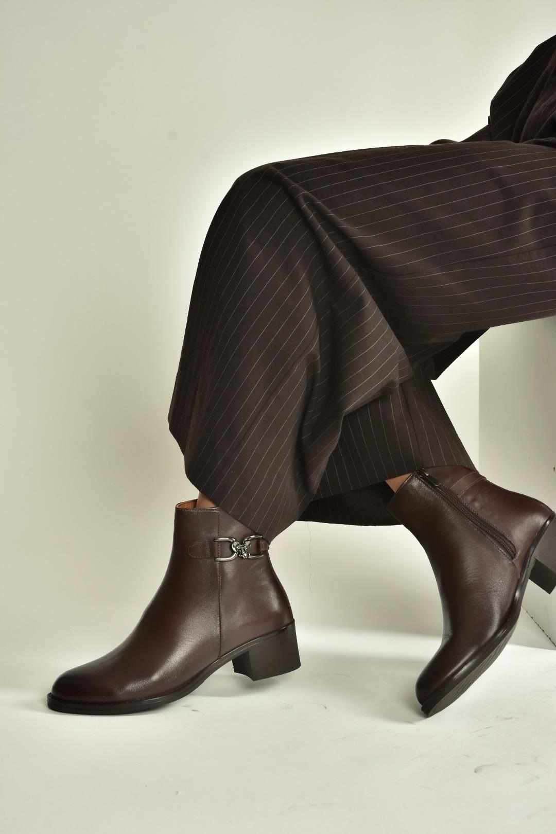 V555311503 Kahverengi Hakiki Deri Alçak Topuklu Kadın Bot