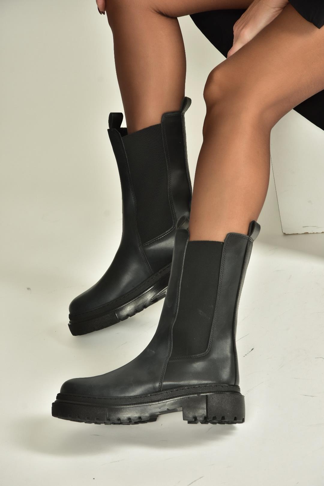 V652649009 Siyah Lastik Detaylı Kalın Tabanlı Kadın Bot